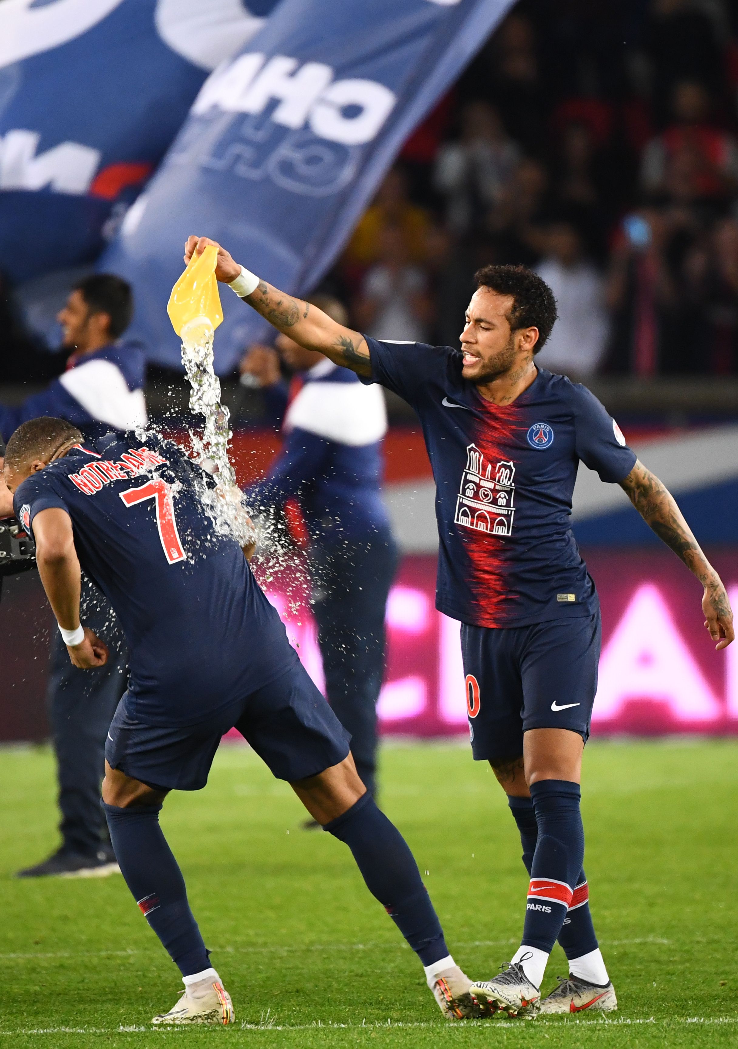 詹姆斯末节怒砍12分！雷迪克：他为湖人注入了强心剂