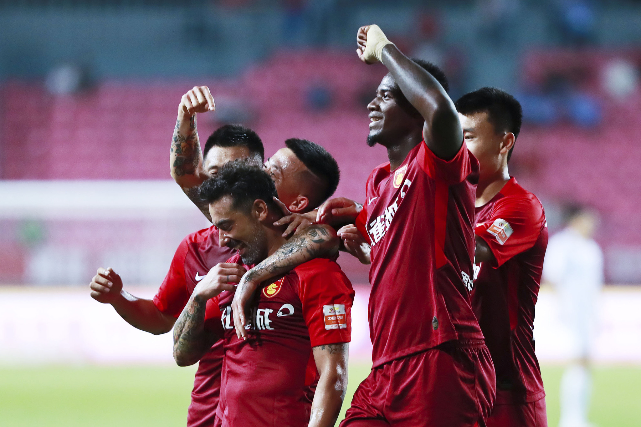 记者：帕尔默缺席欧冠赛前训练，但球员并未受伤（记者：帕尔默未参加欧冠赛前训练，确认无伤病）