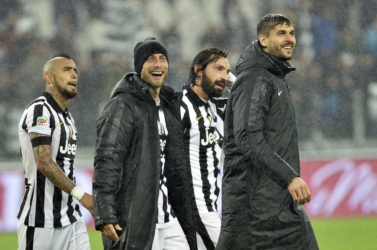 德国世界杯客场球衣实物图：深海军蓝设计+薄荷绿点缀（德国队世界杯客场战袍曝光：深海军蓝主色，薄荷绿点缀）